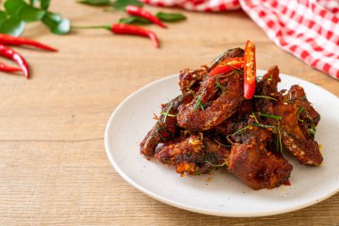 Kızarmış yayın balığını acı biberle karıştır