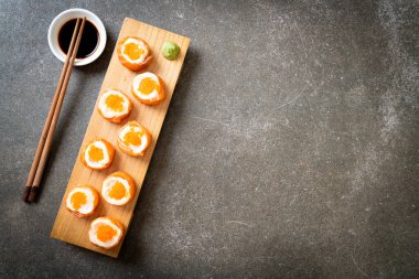 mayonez ve karides yumurta ile taze somon suşi rulo