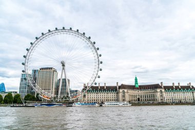 Londra / Uk - 2 Eylül 2019: Thames nehri ile Londra Gözü