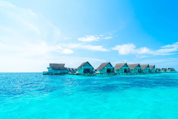 熱帯モルディブのリゾートホテルと島のビーチと海 — ストック写真