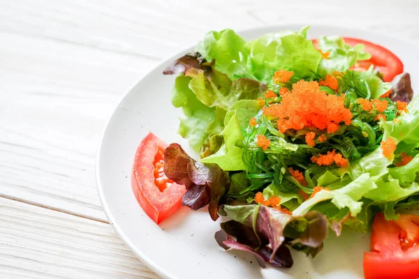 Salada de legumes com algas japonesas e ovos de camarão — Fotografia de Stock