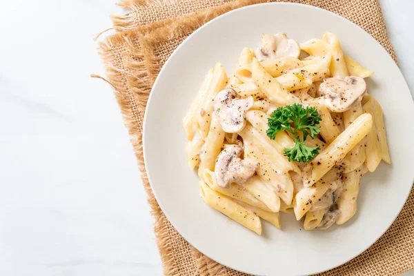 Penne pasta carbonara salsa de crema con champiñones — Foto de Stock