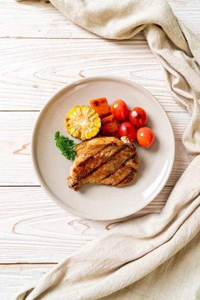 Grelhado e churrasco filé de porco bife com legumes — Fotografia de Stock