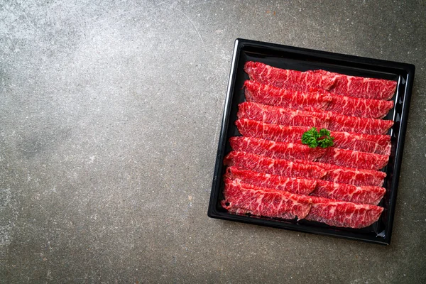 Vers rundvlees, rauw gesneden met gemarmerde textuur — Stockfoto