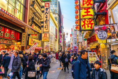 Osaka, Japonya, 11 Ocak 2020: Shinsaibashi Dükkanı 'nı ziyaret eden turistler