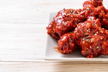 Baharatlı soslu kızarmış tavuk 