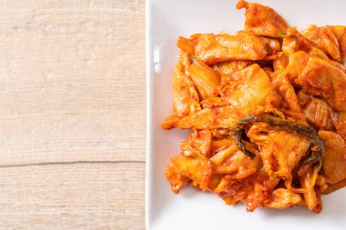 kimchi ile tavada kızartılmış domuz eti