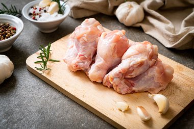 Tahta üzerinde taze çiğ tavuk kanatları (drumette veya baget çubuğu)