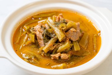 Sabah ihtişamıyla Tayland usulü domuz eti.