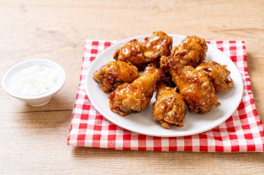 Soslu kızarmış tavuk.