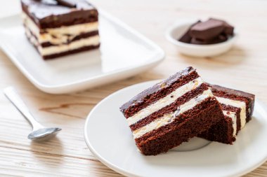 Bademli lezzetli çikolatalı pasta.