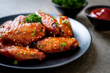 Barbekü tavuk kanatları beyaz susam ile