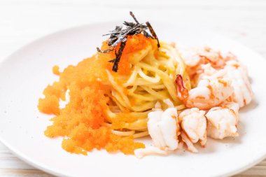 karidesler ve karides yumurtası ile spagetti kremsi