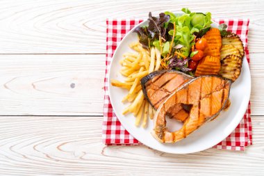 sebze ve patates kızartması ile ızgara somon biftek fileto