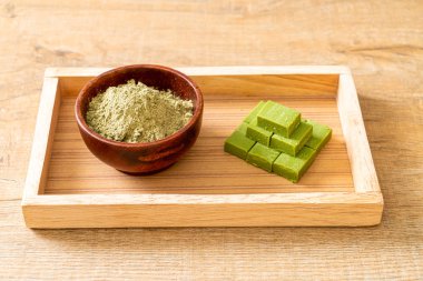 Taze ve yumuşak kibrit yeşil çay. 