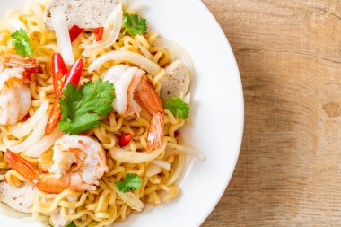 Baharatlı hazır erişte salatası ve karides.