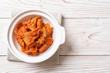 kimchi ile tavada kızartılmış domuz eti