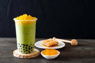 kabarcık ve bal kabarcıkları ile yeşil çay latte