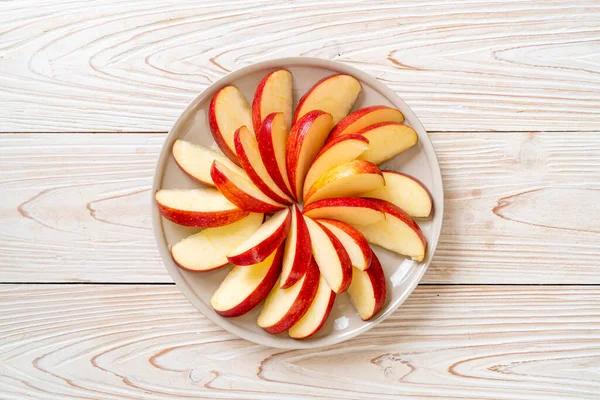 Tranche de pomme fraîche sur l'assiette — Photo