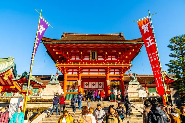 Hermosa arquitectura en el Santuario Inari de Fushimi en Kyoto, Japón . — Foto de Stock