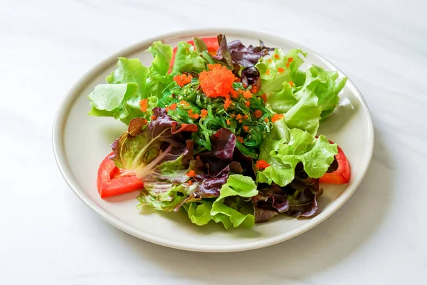 Salada de legumes com algas japonesas e ovos de camarão — Fotografia de Stock