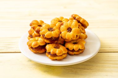 ananas reçeli ile çiçek bisküvi