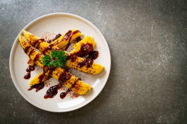 Kızarmış mısır ve bbq sosu.