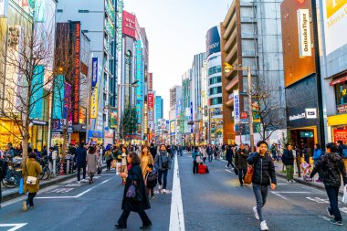 Tokyo, Japonya - 13 Ocak 2020: Shinj 'de yürüyen kalabalık
