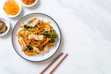 Kızarmış yakisoba eriştesi ve tavuk.