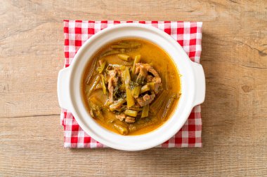 Sabah ihtişamıyla Tayland usulü domuz eti.