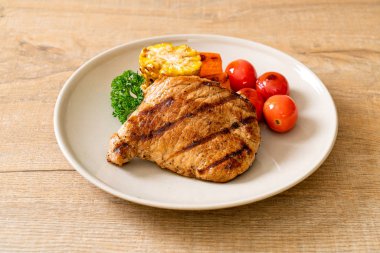 Izgara ve ızgara fileto domuz bifteği ve sebze.