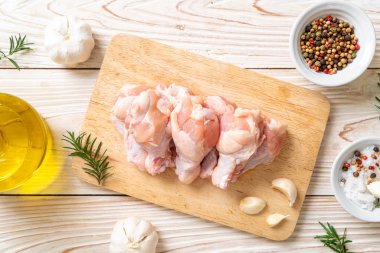 Tahta üzerinde taze çiğ tavuk kanatları (drumette veya baget çubuğu)