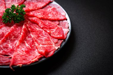 Mermer dokusuyla kesilmiş taze et.