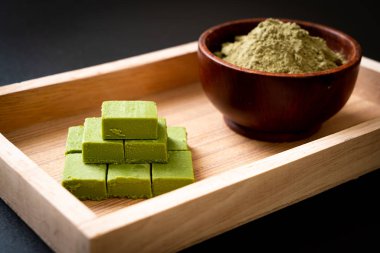 Taze ve yumuşak kibrit yeşil çay. 