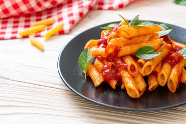 Domates soslu makarna. 