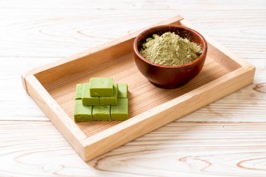 Taze ve yumuşak kibrit yeşil çay. 