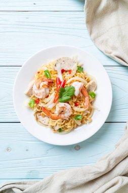 Baharatlı hazır erişte salatası ve karides.