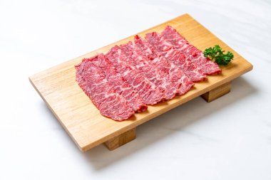 Mermer dokusuyla kesilmiş taze et.