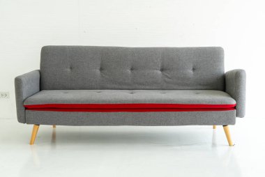 Gri kanepe oturma odasında 