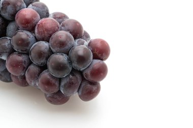 beyaz arka planda taze siyah üzüm