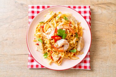 Baharatlı hazır erişte salatası ve karides.