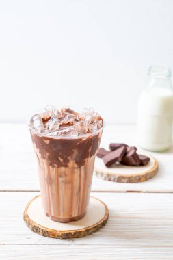 Buzlu çikolata milkshake içecek