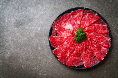Mermer dokusuyla kesilmiş taze et.