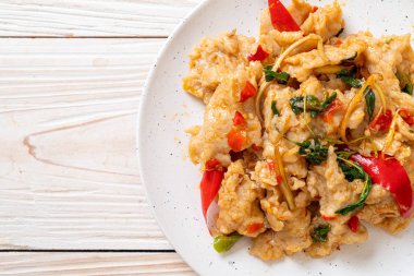 Kızarmış balık köftelerini biberle karıştır