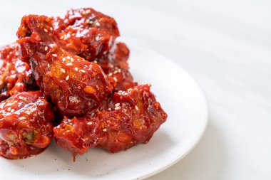 Baharatlı soslu kızarmış tavuk 