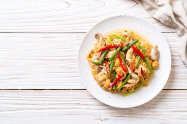 Tavada kızartılmış kalamar ve ahtapot tuzlu yumurta ile