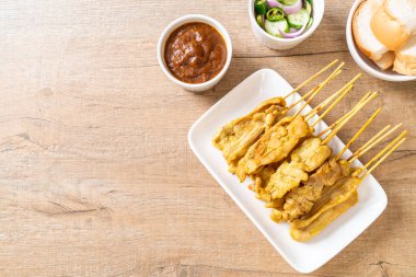 Domuz Satay-ızgara domuz fıstığı sosu veya tatlı ile servis ve 