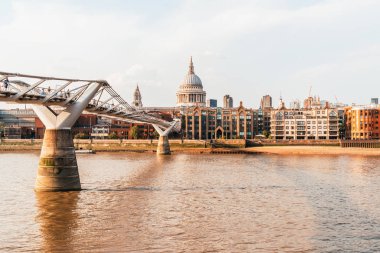 Gün batımında St Pauls Katedrali ve Milenyum Köprüsü