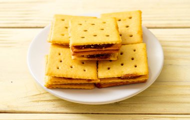 ananas reçeli ile peynirli bisküvi