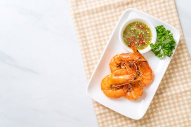 Baharatlı deniz ürünleri soslu tuzlu karides veya karides.